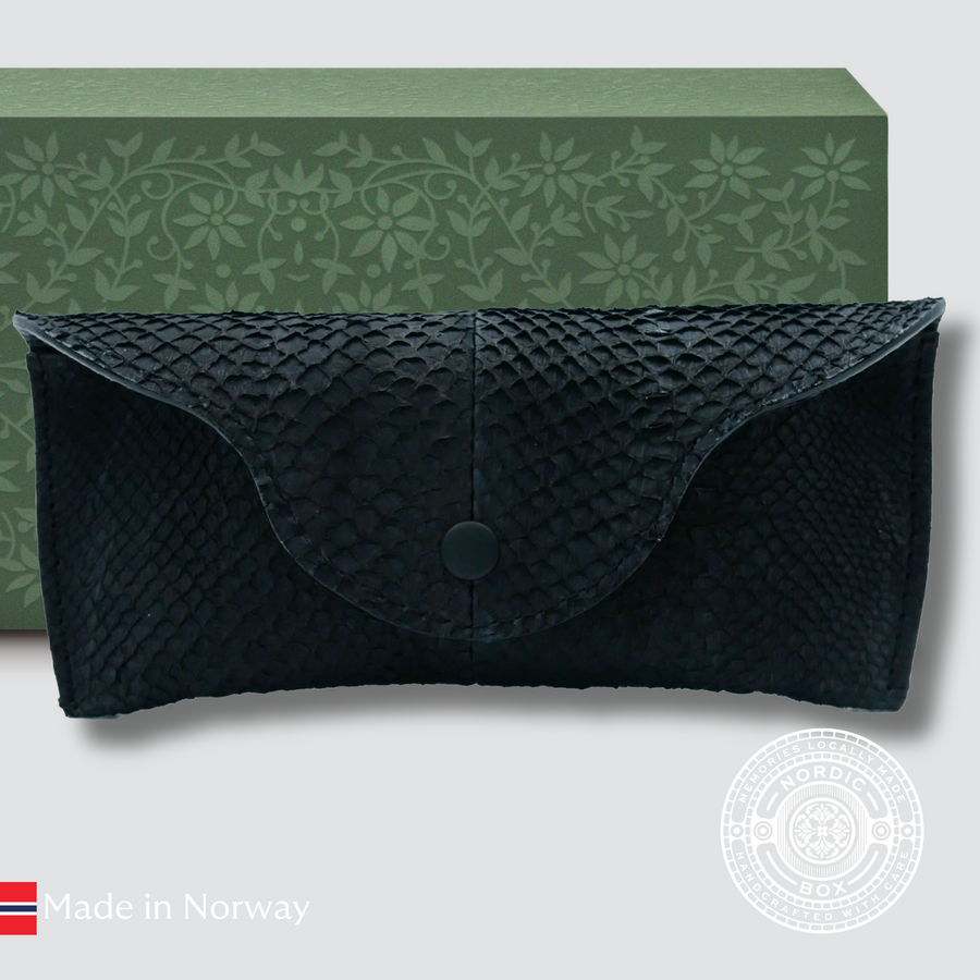 Sort brilleetui i norsk lakseskinn