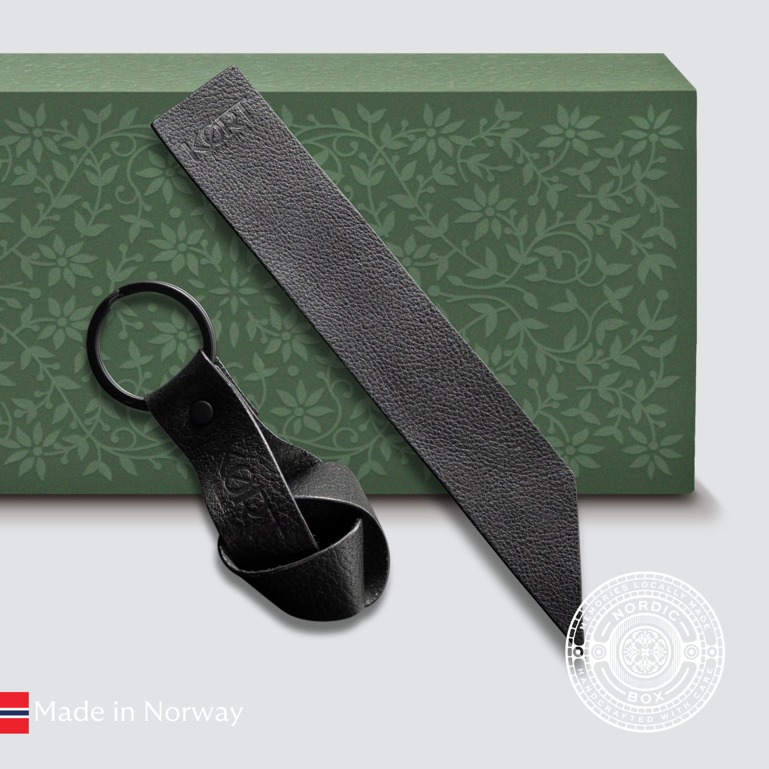 Sett med bokmerker og nøkkelringer i svart skinn