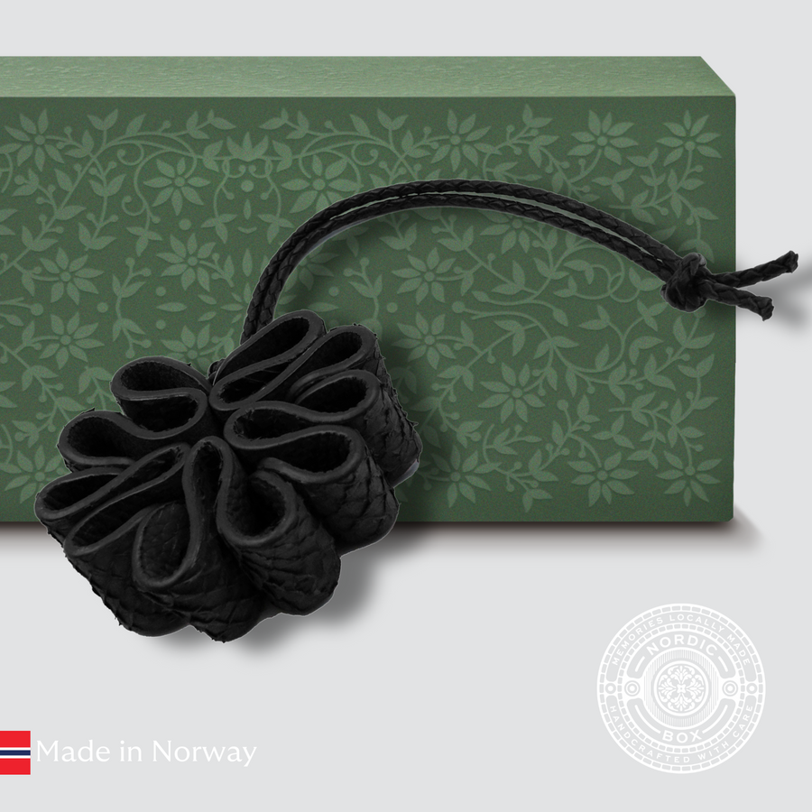 Sort veske charm/nøkkel smykke i lakseskinn