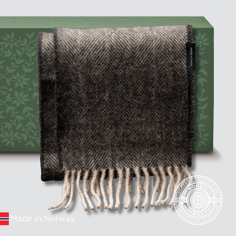 Natural beige and black herringbone alpaca scarf, soft and warm, crafted by Norsk Alpakka.