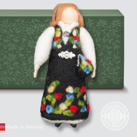 Håndlaget bunaddukke-ornament i ull – mørkt hår