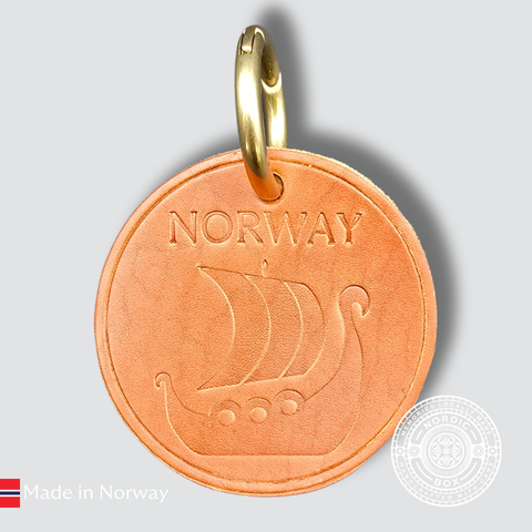 Nøkkelring i brunt skinn med vikingskip