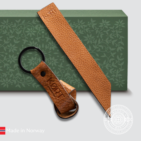 Sett med bokmerker og nøkkelringer i brunt skinn